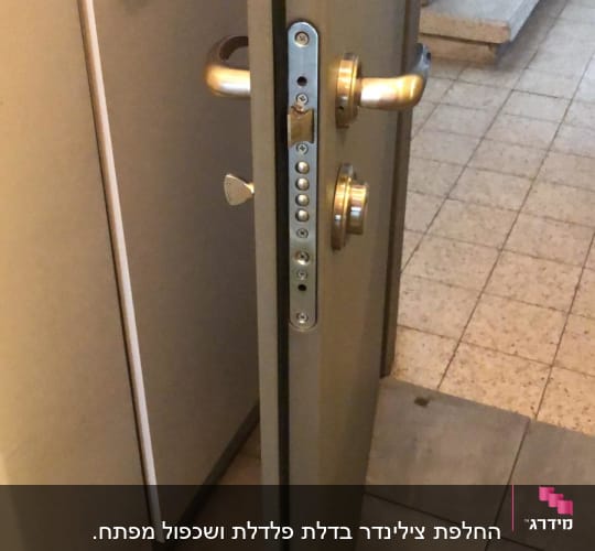 דלת פתוחה עם מנעול ומנגנון נעילה